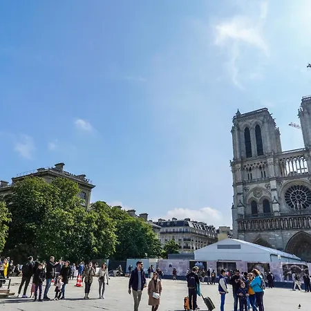 8 Charming Loft Near Notre Dame Apartment *